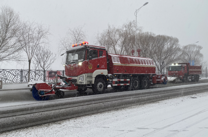 qy球友会环境除冰雪装备全力投入破冰作业，助力北京道路交通安全